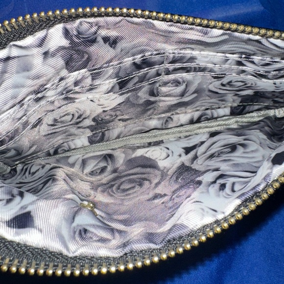 Adrianne Vittadini Wristlet💎 - Picture 3 of 3